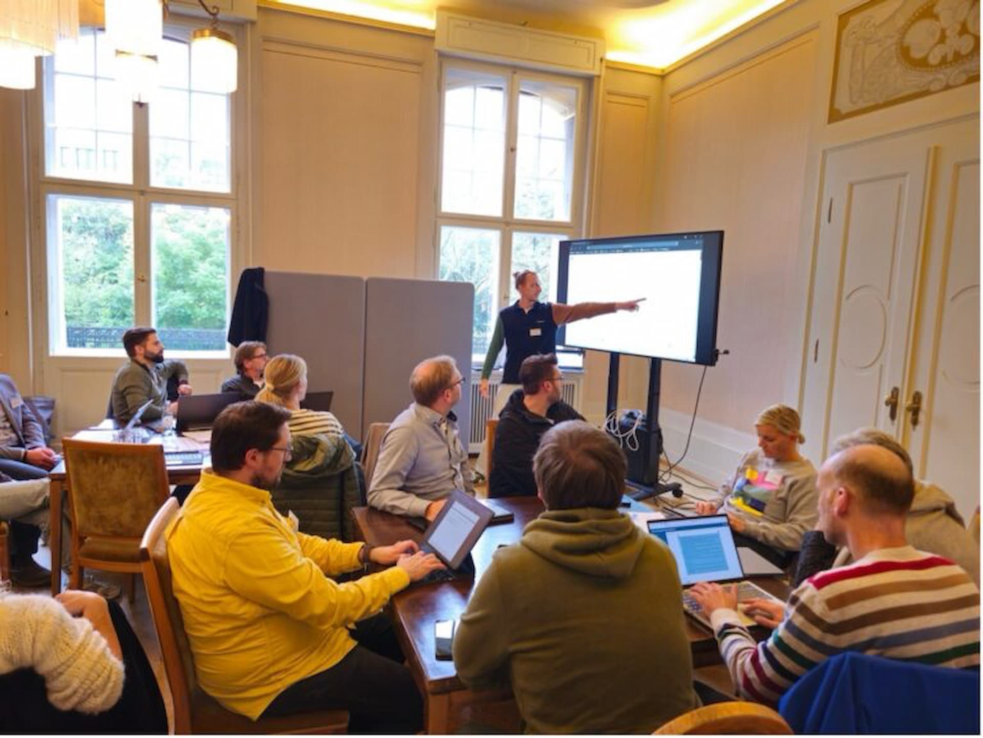 Abb. 3: KIMADU-Lehrkräfte diskutieren in einem Forum des Deutsch-Fachtags am 7.10.2025 in Düsseldorf über den didaktischen Agenten „SAM – Lernpartner zur Meinungsbildung“ (Foto: Universität Siegen, privat)